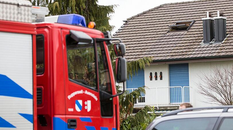 Ein Feuerwehrauto steht vor dem Haus, in dem vier Leichen mit durchgeschnittener Kehle gefunden wurden. Fünf Monate später wird der Täter gefasst: ein unauffälliger Dorfbewohner, 33 Jahre alt, Juniorentrainer im Fußballverein.