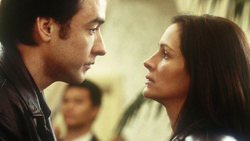 Als es bei den "America's Sweethearts" Eddie (John Cusack) und seiner Frau nicht mehr so klappt, wendet er sich seiner Schwägerin Kiki (Julia Roberts) zu Als es bei den "America's Sweethearts" Eddie (John Cusack) und seiner Frau nicht mehr so klappt, wendet er sich seiner Schwägerin Kiki (Julia Roberts) zu