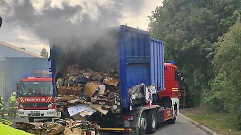Der brennende Papiercontainer musste ausgeräumt werden, um das Feuer zu löschen.