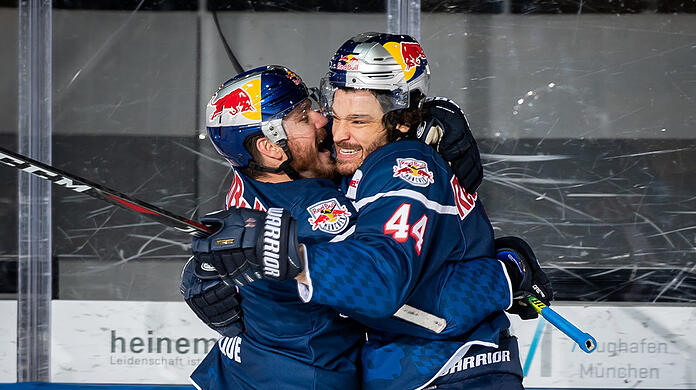 Komm in meine Arme: Stürmer Chris Bourque (l.) gratuliert Verteidiger Zach Redmond zum Siegtreffer des EHC gegen Berlin.