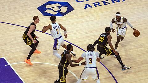 Der deutsche Nationalspieler Dennis Schröder (r) von den Los Angeles Lakers in Aktion.