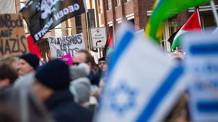 Die Demos gegen rechts wie hier in Hamburg könnten einen Einfluss auf die AfD-Niederlage bei einer Landratswahl in Thüringen gehabt haben.