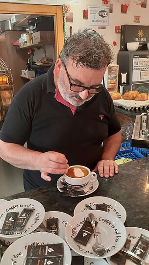 Wenn man etwas Glück hat, dann wird der Barista im Frühstückscafé auch mal spontan zum Milchschaumkünstler.