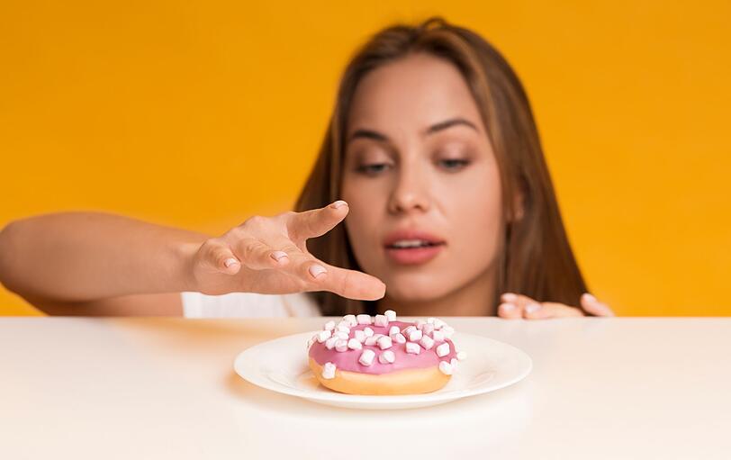 Ein Keks als Belohnung fürs Aufräumen, ein Müsliriegel für die Pause in der Schule und bei den Großeltern wartet immer eine Tafel Schokolade. Schon als Kinder kommen wir ständig mit Zucker in Kontakt. Dabei ist längst klar, dass zu viel Süßes nicht gut für die Gesundheit ist - das wissen sogar viele Kinder. Ein Keks als Belohnung fürs Aufräumen, ein Müsliriegel für die Pause in der Schule und bei den Großeltern wartet immer eine Tafel Schokolade. Schon als Kinder kommen wir ständig mit Zucker in Kontakt. Dabei ist längst klar, dass zu viel Süßes nicht gut für die Gesundheit ist - das wissen sogar viele Kinder.