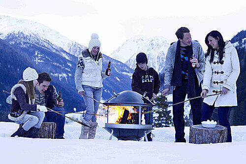 Warm eingepackt und um die warme Kochstation versammelt: Ein Grillabend mitten im Winter ist etwas Besonderes