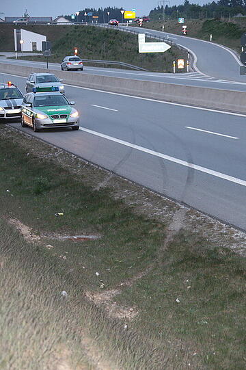 Der Opelfahrer setzte seinen Wagen frontal gegen ein Verkehrsschild.