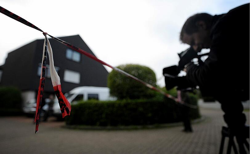 Angeblich ein Verkehrsunfall. Ein Mann, der aus dem Nichts mit Messern auf Polizisten einsticht. Nachbarn, die in der Stille der Nacht Schüsse hören. Was wie eine Szene aus einem Krimi klingt, wird für zwei Beamte in Gelsenkirchen Realität. Die Bilder von der Spurensicherung am Tatort in Gelsenkirchen.
