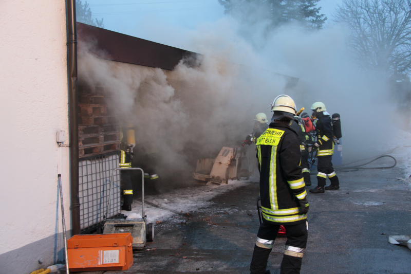Rauch-Alarm am Rosenmontag in Mittbach: Unter einem Vordach ist ein Motorboot in Brand geraten. Zwei Personen wurden dabei leicht verletzt. Die Bilder vom Feuerwehreinsatz
