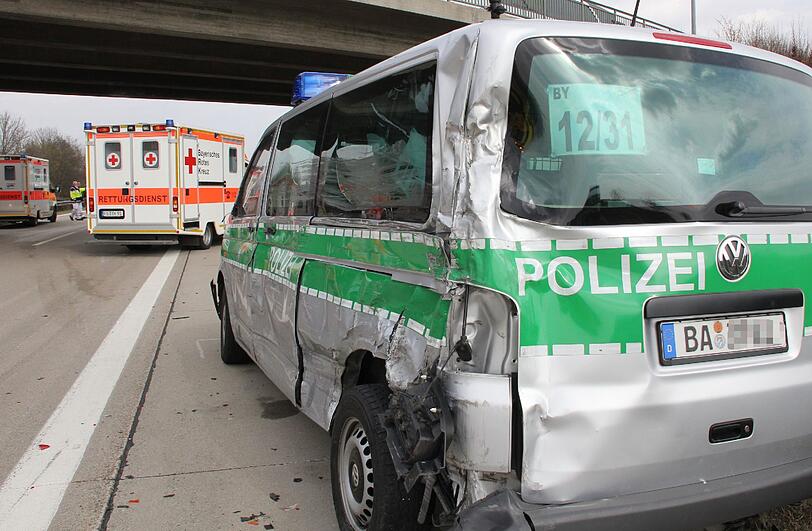Spektakulärer Unfall bei Freising: Ein Werttransporter ramponiert drei Polizeiautos. Die Bilder von den Aufräumarbeiten.