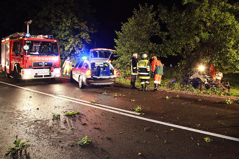 Ein 18-Jähriger ist in der Nacht zum Samstag im oberbayerischen Schechen (Landkreis Rosenheim) mit seinem Auto gegen einen Baum gefahren. Er und sein Beifahrer sind gestorben.