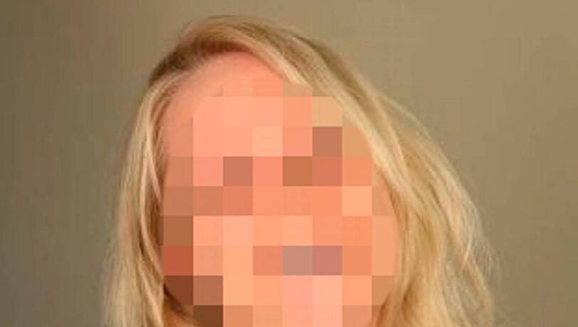 Kauffrau Stephanie R. (25) wurde von der Brasilianerin Erica de L. (26) aus Eifersucht vor der Münchner Disco Pacha verprügelt. Kauffrau Stephanie R. (25) wurde von der Brasilianerin Erica de L. (26) aus Eifersucht vor der Münchner Disco Pacha verprügelt.