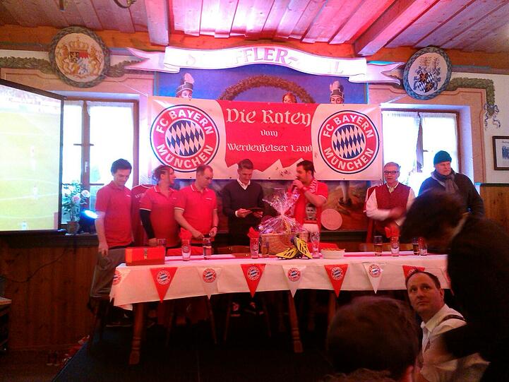 Vizekapitän Bastian Schweinsteiger mischte sich in seiner oberbayrische Heimat bei den "Roten vom Werdenfelserland" in Garmisch-Partenkirchen unter die Fans