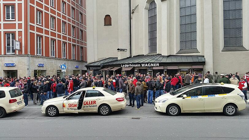 Amateur-Derby: FC Bayern II gegen den TSV 1860 II - Fans treffen sich in den Innenstadt. Die Bilder...
