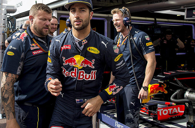 Zufriedene Gesichter: Daniel Ricciardo (Mitte) und Teamkollegen.