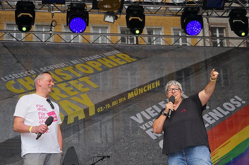 V. li. Thomas Niederbühl und Rita Braaz auf der CSD Bühne. Die große CSD-Politparade erlebte in diesem Jahr einen neuen Teilnehmerrekord: 87 Fußgruppen und Paradewagen hatten sich angemeldet.