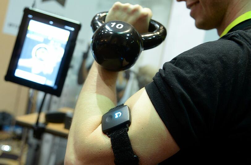 Immer mehr Menschen nutzen Fitnessarmbänder und Fitness-Tracker. Foto: Britta Pedersen/Illustration