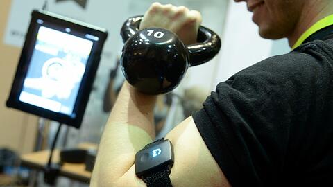 Immer mehr Menschen nutzen Fitnessarmbänder und Fitness-Tracker. Foto: Britta Pedersen/Illustration
