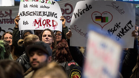 Mehrere Menschenrechtsorganisationen werden demonstrieren, wenn das nächste Abschiebeflugzeug von Münchner Flughafen startet.