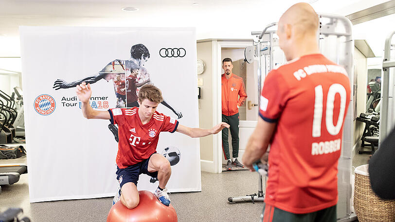 "Ich finde Robben sehr bemerkenswert, wie zielstrebig er sein Training und die Spiele macht", sagt Wellinger (links) über den Niederländer in Reihen des FC Bayern.