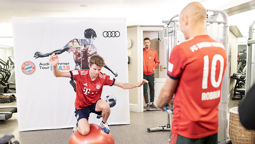 "Ich finde Robben sehr bemerkenswert, wie zielstrebig er sein Training und die Spiele macht", sagt Wellinger (links) über den Niederländer in Reihen des FC Bayern. "Ich finde Robben sehr bemerkenswert, wie zielstrebig er sein Training und die Spiele macht", sagt Wellinger (links) über den Niederländer in Reihen des FC Bayern.