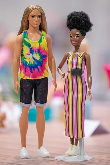 Der Hersteller der Barbie-Puppen hat einige neue Modelle vorgestellt, die für mehr Vielfalt stehen sollen. Darunter ist ein Ken mit langem Haar und Batik-Shirt - bislang war die Frisur des stets adretten Ken nur aufgemalt. Außerdem gibt es nun eine Puppe mit der Hautkrankheit Vitiligo.