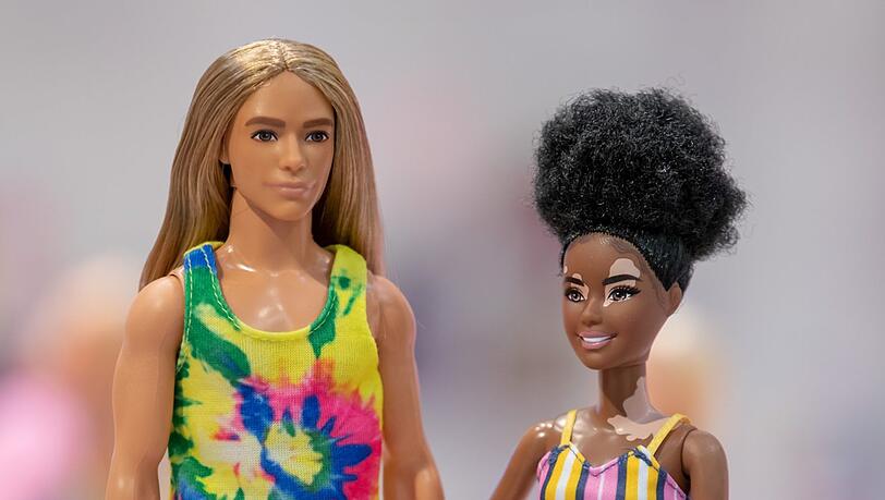 Der Hersteller der Barbie-Puppen hat einige neue Modelle vorgestellt, die für mehr Vielfalt stehen sollen. Darunter ist ein Ken mit langem Haar und Batik-Shirt - bislang war die Frisur des stets adretten Ken nur aufgemalt. Außerdem gibt es nun eine Puppe mit der Hautkrankheit Vitiligo. Der Hersteller der Barbie-Puppen hat einige neue Modelle vorgestellt, die für mehr Vielfalt stehen sollen. Darunter ist ein Ken mit langem Haar und Batik-Shirt - bislang war die Frisur des stets adretten Ken nur aufgemalt. Außerdem gibt es nun eine Puppe mit der Hautkrankheit Vitiligo.