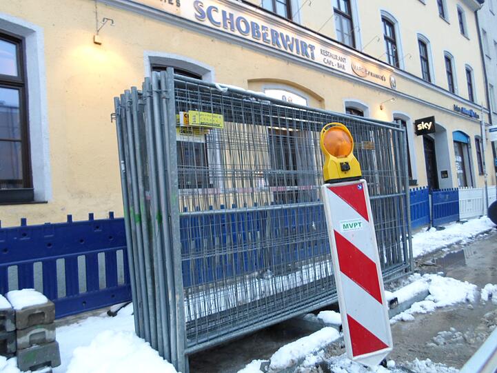 Da kommt noch was auf die Nachbarn zu: Die Absperrgitter stehen schon parat. Bis in den Juni hinein wird gegraben.