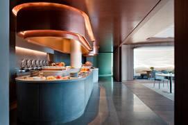 Nicht nur zum Frühstück kann der Saal Richtung Küche mit Buffets und Live-Küche geöffent werden.