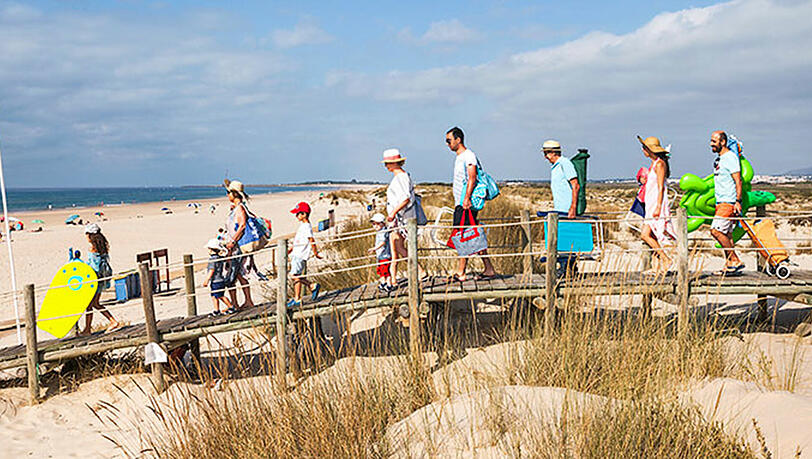Klappstuhl, Gummitier und Proviant dürfen an einem Strandtag nicht fehlen Klappstuhl, Gummitier und Proviant dürfen an einem Strandtag nicht fehlen