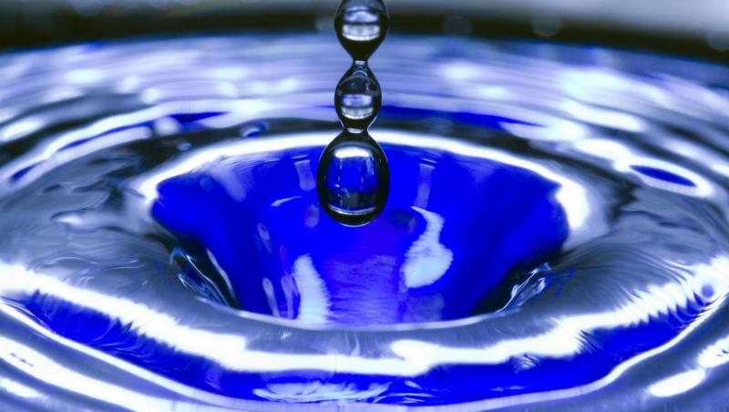 Ein Wassertropfen fällt in eine blaue Wasserschüssel. Foto: Jens Büttner/zb/dpa/Symbolbild Ein Wassertropfen fällt in eine blaue Wasserschüssel. Foto: Jens Büttner/zb/dpa/Symbolbild