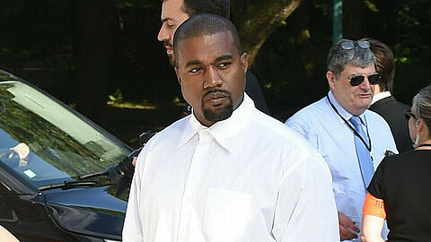 Stets modebewusst und meist mit ernster Miene unterwegs: Kanye West