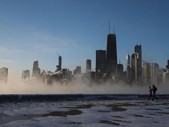 Dunst steigt über dem Lake Michigan vor der Skyline von Chicago auf. Die Millionenmetropole verzeichnete 52 Stunden am Stück Temperaturen von unter 0 Grad Fahrenheit, das entspricht minus 18 Grad Celsius.