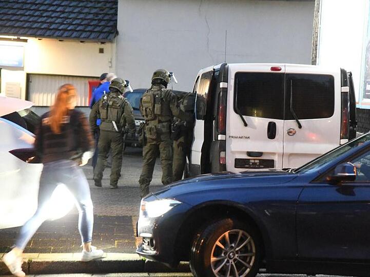 Polizeibeamte auf dem Weg zu einer Hausdurchsuchung in Essen.
