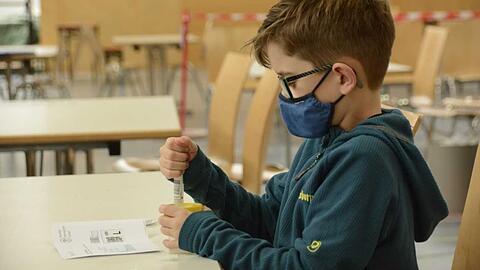 In Schulen werden Pooltests durchgeführt - doch sowohl die Grünen als auch Bildungsverbände sehen Handlungsbedarf. (Symbolbild)
