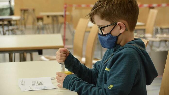 In Schulen werden Pooltests durchgeführt - doch sowohl die Grünen als auch Bildungsverbände sehen Handlungsbedarf. (Symbolbild)