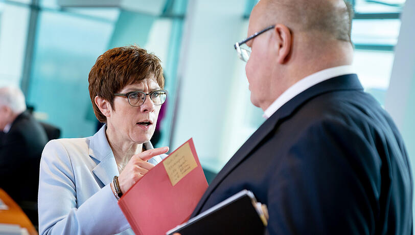 Annegret Kramp-Karrenbauer (CDU), Bundesministerin der Verteidigung und CDU-Bundesvorsitzende, und Peter Altmaier (CDU), Bundesminister für Wirtschaft und Energie, während einer Sitzung des Bundeskabinetts. (Archivbild)