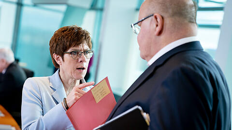 Annegret Kramp-Karrenbauer (CDU), Bundesministerin der Verteidigung und CDU-Bundesvorsitzende, und Peter Altmaier (CDU), Bundesminister für Wirtschaft und Energie, während einer Sitzung des Bundeskabinetts. (Archivbild)
