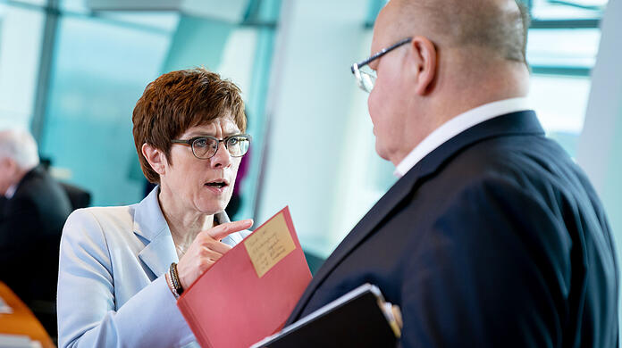 Annegret Kramp-Karrenbauer (CDU), Bundesministerin der Verteidigung und CDU-Bundesvorsitzende, und Peter Altmaier (CDU), Bundesminister für Wirtschaft und Energie, während einer Sitzung des Bundeskabinetts. (Archivbild)