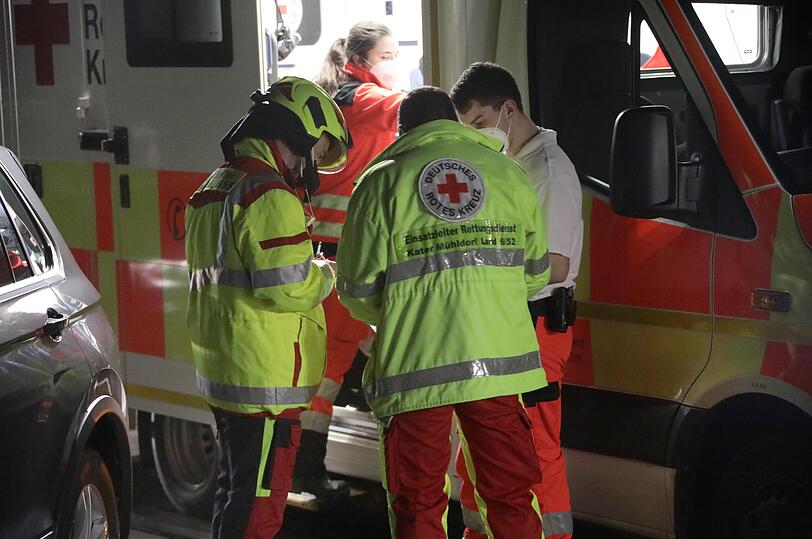 Nachdem in Ampfing eine private Silvesterfeier derart aus dem Ruder gelaufen war, dass es mehrere Verletzte gab, musste ein Großaufgebot an Einsatzkräften ausrücken.