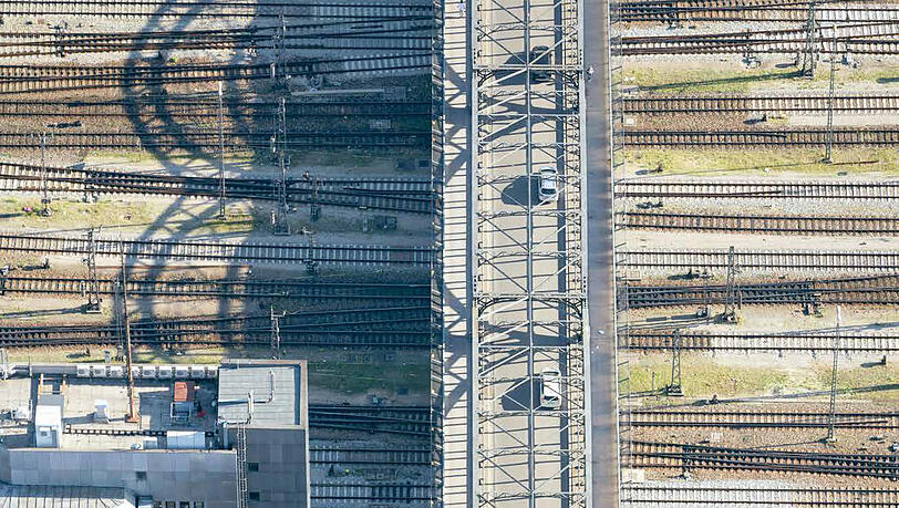Gleis-Geometrie an der Hackerbrücke. Hier lief der Mann über die Gleise.