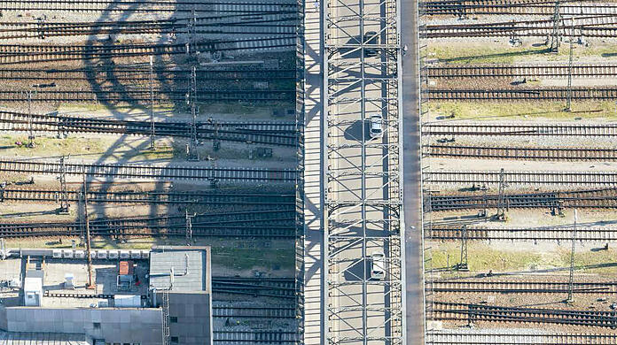 Gleis-Geometrie an der Hackerbrücke. Hier lief der Mann über die Gleise.