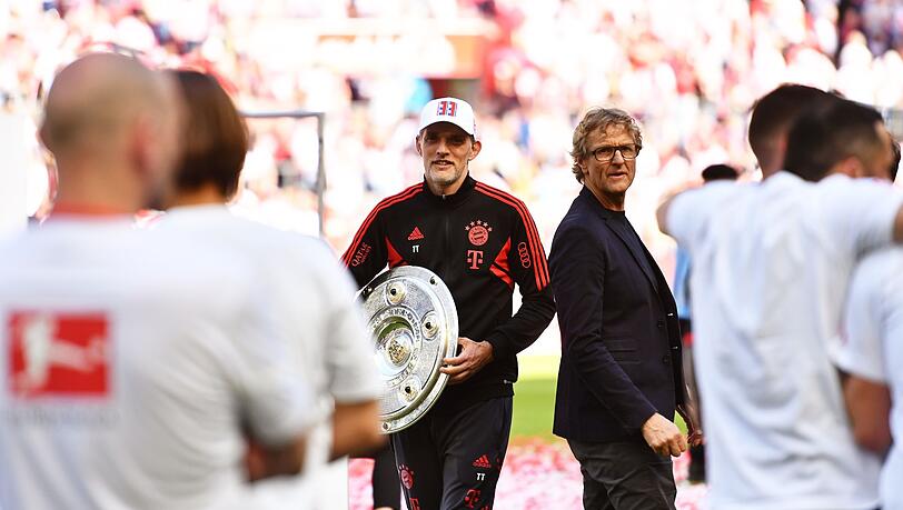 Bayerns Trainer Thomas Tuchel (M) jubelt mit der Meisterschale über den Gewinn der 33. deutschen Meisterschaft.