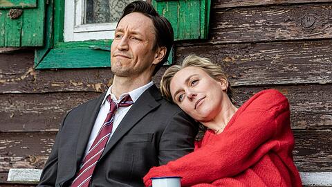 "Vorübergehend glücklich - Vredenhorst": Stoffel (Hendrik Heutmann, l.) und Sonja (Franziska Machens) kommen an ihrem geheimen Ort zur Ruhe.