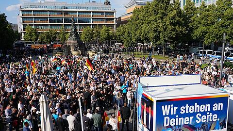AfD-Demonstration gegen Islamismus auf dem Paradeplatz in Mannheim. Eine Woche zuvor war auf dem Mannheimer Marktplatz ein Polizist bei einem Messerangriff getötet worden.
