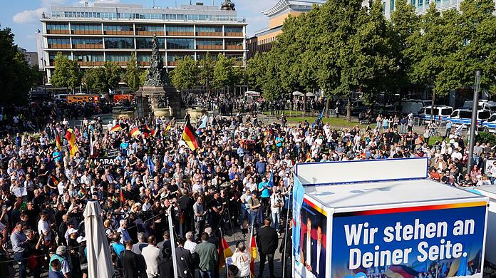 AfD-Demonstration gegen Islamismus auf dem Paradeplatz in Mannheim. Eine Woche zuvor war auf dem Mannheimer Marktplatz ein Polizist bei einem Messerangriff getötet worden.