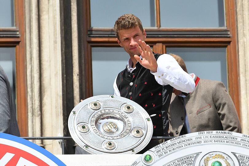 Gewohntes Bild: Thomas Müller mit der Meisterschale auf dem Rathausbalkon, wie hier im Jahr 2018.