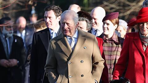 K&ouml;nig Charles und seine Familie vor dem Weihnachtsgottesdienst am 25. Dezember.
