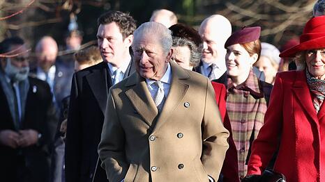 K&ouml;nig Charles und seine Familie vor dem Weihnachtsgottesdienst am 25. Dezember.