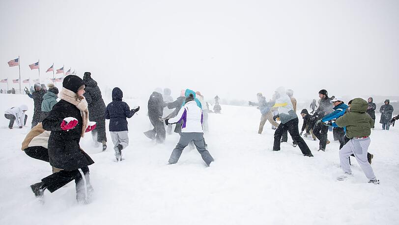 Das Extremwetter bringt auch Spaß, wie etwa bei einer ausgelassenen Schneeballschlacht in der US-Hauptstadt Washington. Das Extremwetter bringt auch Spaß, wie etwa bei einer ausgelassenen Schneeballschlacht in der US-Hauptstadt Washington.