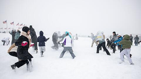 Das Extremwetter bringt auch Spa&szlig;, wie etwa bei einer ausgelassenen Schneeballschlacht in der US-Hauptstadt Washington.